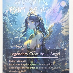 Pode incluir: Um cartão colecionável holográfico com um anjo de cabelo e asas azuis. O cartão diz "GIADA FONT OF HOPE" e "Legendary Creature - Angel". O cartão tem uma força e resistência de 2/2.