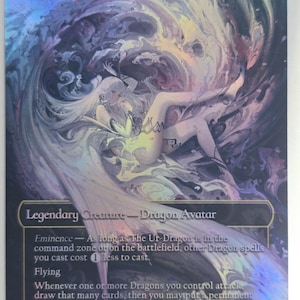 Könnte beinhalten: Holografische Sammelkarte mit "The Ur-Dragon", einem Legendären Kreatur-Drachen-Avatar. Die Karte zeigt eine Frau mit langen weißen Haaren in wirbelnden lila und weißen Wolken. Die Karte hat eine 10/10 Stärke/Zähigkeit-Bewertung.