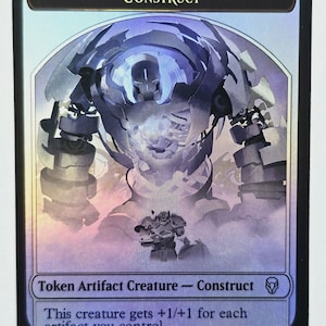 Könnte beinhalten: Holografische Spielkarte mit einem Construct. Die Karte hat einen silbernen Rand und das Wort "CONSTRUCT" oben. Das Bild zeigt einen großen, metallischen Roboter mit einem leuchtenden Kern. Text unten beschreibt die Fähigkeiten der Kreatur.
