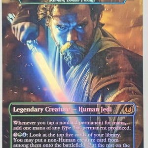 Può includere: Carta collezionabile con Obi-Wan Kenobi, un Jedi umano. La carta ha una finitura olografica e raffigura Obi-Wan con una spada laser blu. Il testo della carta include le istruzioni di gioco e la scritta "Creatura leggendaria".