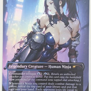 Puede incluir: Una carta de Magic: The Gathering con Yuriko, la Sombra del Tigre, una Criatura Legendaria - Ninja Humana. El arte de la carta representa a una ninja femenina en un entorno futurista, con un atuendo azul oscuro y plateado. La carta tiene una fuerza y resistencia de 1/3.