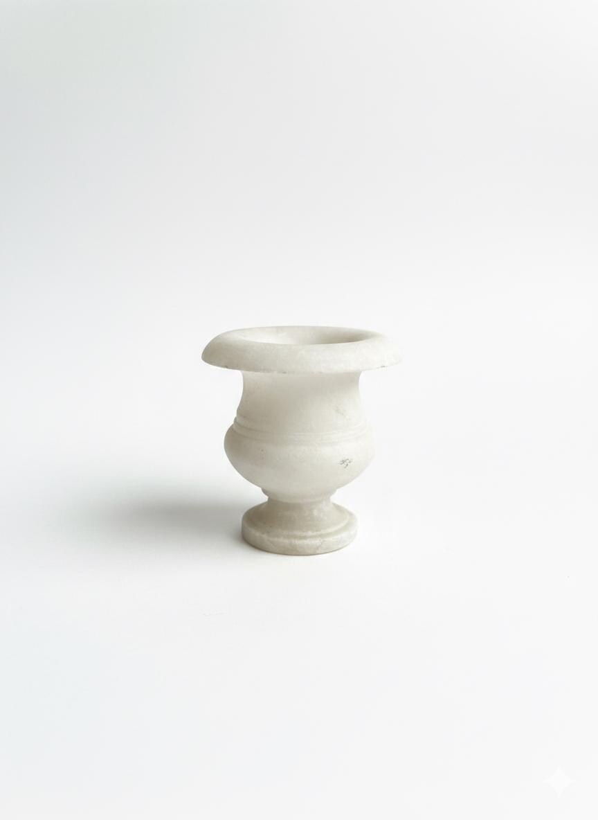 Paire De Vases En Forme D'aiguière En Albâtre à Décors