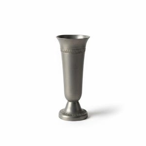 Peut inclure: Un vase de couleur étain, de forme élancée, avec un bord évasé et une bande décorative. Le corps est cylindrique et repose sur un socle rond. La base présente également une bande décorative. Le vase mesure environ 23 cm de hauteur.