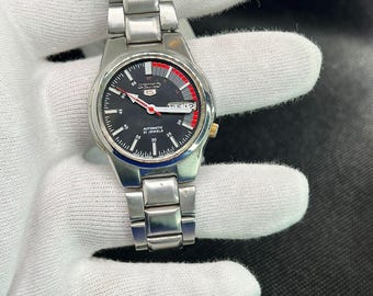 Reloj Seiko 5 automático vintage de 21 joyas con esfera negra estilo Racer, restaurado en Japón en la década de 1990.