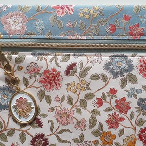 Bolsa de edición limitada para proyectos de Jane Austen, inspirada en la novela "Northanger Abbey", con llavero opcional. Medidas: 35,5 cm de ancho x 28 cm de alto. Compartimento acolchado para guardar proyectos de punto de cruz en proceso.