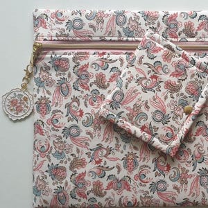 Borsa per progetti in edizione limitata per il 250° anniversario di Jane Austen con ciondolo a forma di telaio da ricamo. Letto di filo opzionale. Fodera in corsivo. Lavori in corso a punto croce.