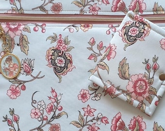 Bolsa de edición limitada para proyectos de Jane Austen at Home con colgante de cremallera opcional y compartimento para hilos opcional. Ideal para guardar proyectos de punto de cruz y bordado en curso.