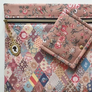 Borsa per progetti in edizione limitata per il 250° anniversario di Jane Austen con ciondolo a forma di silhouette. Letto di filo opzionale. Fodera in corsivo. Lavori in corso a punto croce.