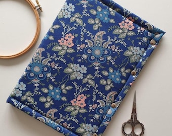 Estuche para accesorios de punto de cruz Liberty 'Hesketh House'. Dos bolsillos con cremallera, clip para hilo y bandeja para hilos. 45,7 x 30,5 cm (abierto). Liberty of London.