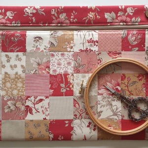 Fransk General Joie De Vivre lapptäcksväska, B 15" x H 11". Mjukt vadderad förvaring för korsstygn och handarbete.