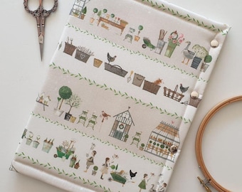Estuche para punto de cruz Country Garden. Dos bolsillos con cremallera, clip para hilo, bandeja para hilo. 45 x 30 cm (abierto). Acufactum. Invernadero, gallinas.