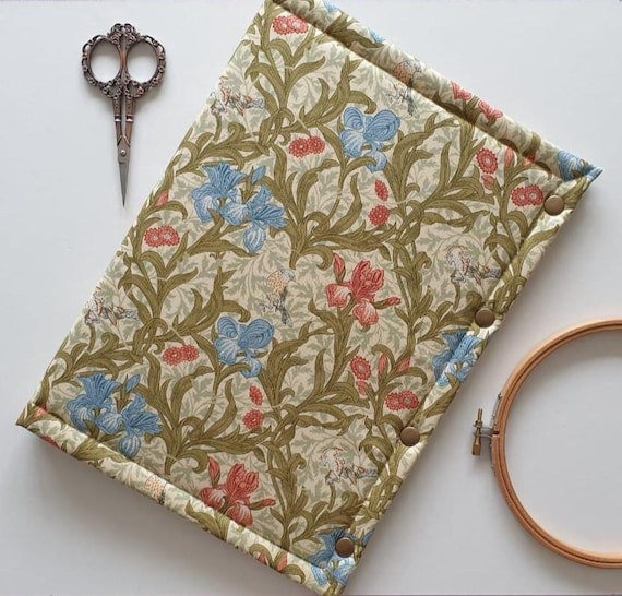 William Morris 'Muse' cross-stitch companion for notions. 2 zipped pockets, floss-drops clip, thread bed. 18"x12" open. Iris, parchment.