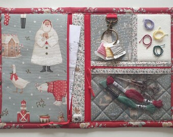 Bolsita/estuche para accesorios de punto de cruz Tilda Merry Little Christmas. 2 bolsillos con cremallera, clip para hilo, bandeja para hilo. 45,7 cm de ancho x 30,5 cm de alto (abierta).