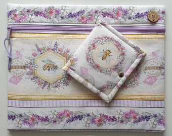 Bolsa para proyectos Sweet Honey Bee, 35,5 x 28 cm. Bolsillo acolchado para guardar proyectos de punto de cruz, costura y bordado. Incluye un organizador de hilos opcional.