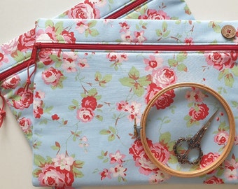 Trousse de projet Cath Kidston, roses anglaises, pour le point de croix, la broderie et les travaux d'aiguille. L14"xH11". Rangement légèrement rembourré.