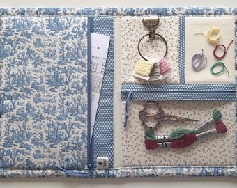 Estuche/bolso de mano para accesorios de punto de cruz de Maison Sajou. Dos bolsillos con cremallera, clip para hilos y bandeja para hilos. 45,7 x 30,5 cm (abierto). Toile de Jouy.