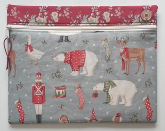 Segundos: Bolsa para proyectos Tilda Merry Little Christmas para punto de cruz y bordados en proceso. Winter Friends color azul verdoso con estampado floral rojo.