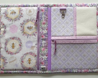 Estuche/bolso de mano para accesorios de punto de cruz con diseño de abeja dulce. Dos bolsillos con cremallera, clip para hilos y compartimento para hilos. 45,7 x 30,5 cm (abierto). Color lila y lavanda.