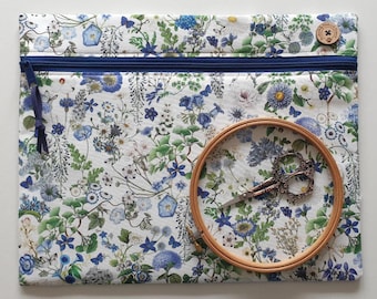 Bolsa para proyectos de bordado y punto de cruz en color azul Canterbury, 35,5 x 28 cm. Bolsillo acolchado. Tela Westfalenstoffe.