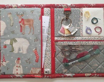 Bolsita/estuche para accesorios de punto de cruz Tilda Merry Little Christmas. 2 bolsillos con cremallera, clip para hilo, bandeja para hilo. 45,7 cm de ancho x 30,5 cm de alto (abierta).