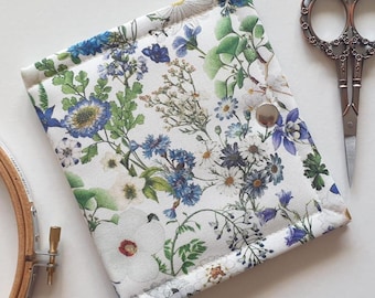 Organizador de hilo Canterbury, ahorrador de hilo ORT, compañero de proyecto. Punto de cruz, hilo de bordar. 5.5" x 10" abierto. Estampado floral azul.