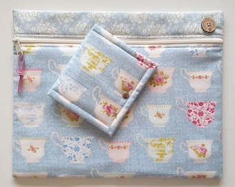 Bolsa para proyectos Tilda Teacups con base de hilo opcional para bordado de punto de cruz y trabajos de costura en progreso. Estampados en azul tiza. Totalmente forrada.