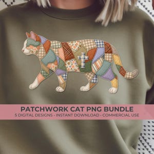 Puede incluir: Una sudadera verde oliva con el gráfico de un gato compuesto por varios patrones de tela de patchwork, incluyendo estampados florales, de cuadros y vichy en tonos marrones, azules y naranjas, con una pequeña cruz blanca en el costado del gato.
