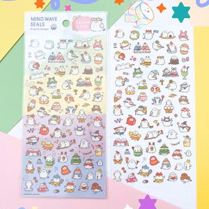 Può includere: Due fogli di adesivi con vari personaggi dei cartoni animati in diversi abiti e pose. Gli adesivi sono colorati e includono il testo "MIND WAVE SEALS" e "Original designs". Lo sfondo è un mix di colori pastello.