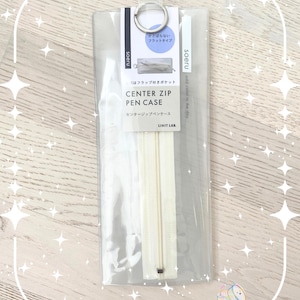 Può includere: Astuccio rettangolare trasparente con cerniera color crema e portachiavi argentato. L'astuccio presenta un'etichetta con testo giapponese e le parole "CENTER ZIP PEN CASE". Progettato per essere piatto e compatto.
