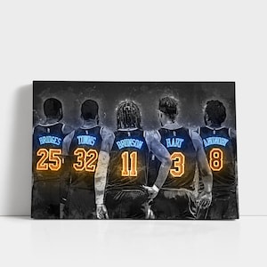 Op de afbeelding: Een rechthoekige canvasprint met vijf basketbalspelers van achteren gezien, gekleed in donkere shirts met lichtblauwe namen en oranje nummers. De namen Bridges 25, Towns 32, Brunson 11, Hart 3 en Anunoby 8 worden weergegeven in een gestileerd, artistiek zwart-wit grafisch ontwerp.