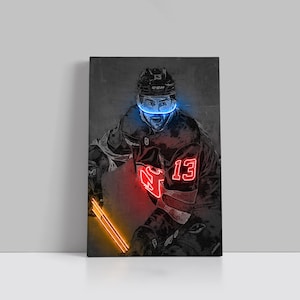 Könnte beinhalten: Leinwanddruck eines Eishockeyspielers in einem schwarz-roten Trikot mit der Nummer 13. Das Bild hat einen Neon-Effekt mit blauen und roten Umrissen. Der Spieler trägt einen Helm und hält einen Hockeyschläger.