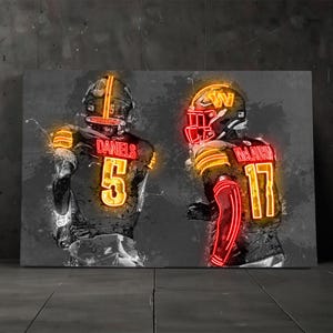 Pode incluir: Impressão em tela com dois jogadores de futebol americano em ação, renderizados em tons de cinza com vibrantes detalhes em neon. Os jogadores usam capacetes e camisas com os números 5 e 17, e os nomes "DANIELS" e "McLAURIN".