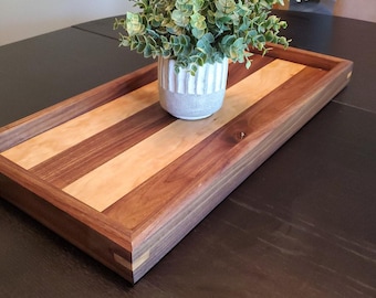 Bandeja de servir de nogal y arce – Bandeja otomana de madera hecha a mano – Decoración moderna para mesa de centro – Regalo para anfitriona – The Sawdust Sanctuary