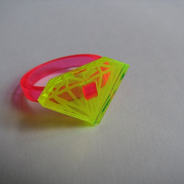 Jaune fluor - bague diamant acrylique rose