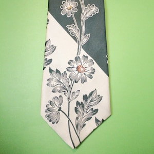 Vintage wide tie floral embroidered Santavelli Wembley green and silver flower 1970's fashion 70's style