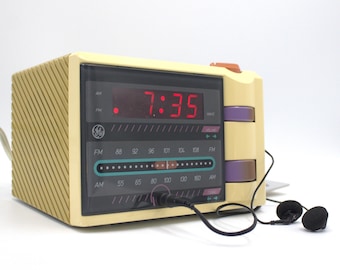 Vintage 1980s P'Jammer digital alarm clock am/fm radio LED red light display stereo earbud headphones bright 80s pop colors General Electric