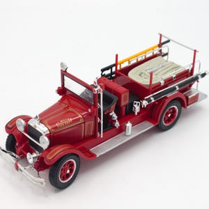 Vintage 1928 Studebaker Fire Truck die cast metal 1:32 scale miniature replica Ft Wayne FD Engine ladder Signature Models in display case