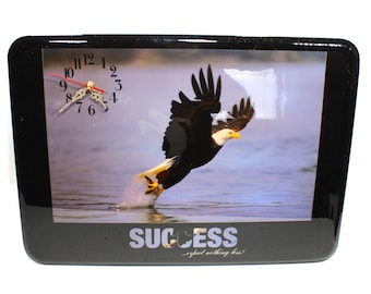 Reloj de pared vintage de los 90 con póster motivacional "Éxito... no esperes menos". Esfera analógica de latón. Águila calva americana en vuelo. Recubierto de resina.