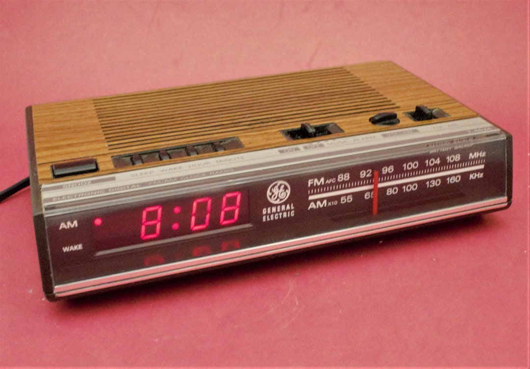 Vintage Digital Alarm Clock AMFM Radio Tuner Walnut Woodgrain Etsy