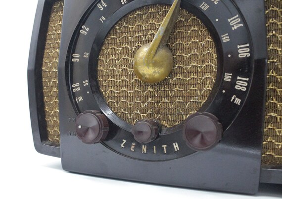 Vintage Tube Radio Mid-century Zenith AM/FM Bakelite Brass Vintage Tube Radio Mid-century Zenith AM/FM Bakelite Brass