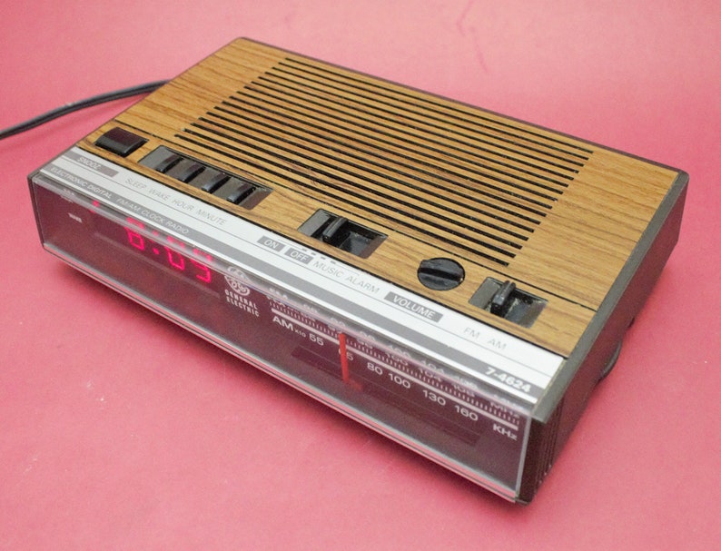 Vintage Digital Alarm Clock AMFM Radio Tuner Walnut Woodgrain Etsy
