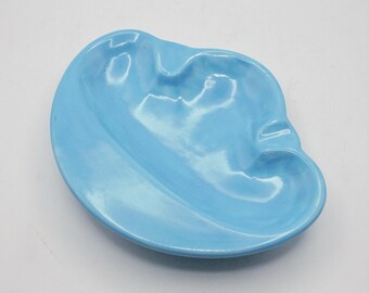 Vintage ashtray ceramic baby blue abstract form mod mid-century home design chill lounge 1974