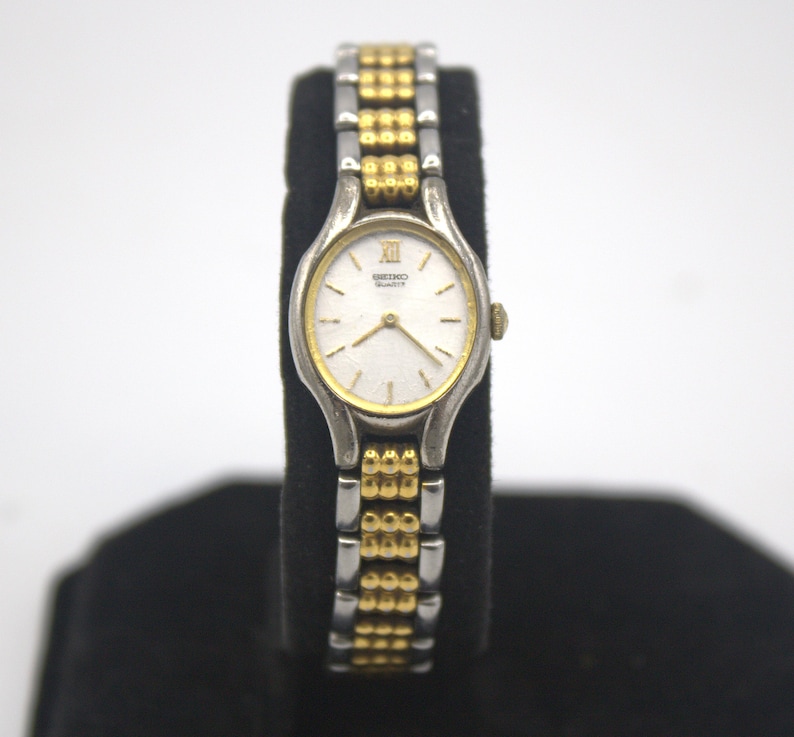 Vintage Seiko woman's wristwatch analog dial polished silver chrome and gold tone quartz watch Japan 1980s bild 3