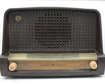 Vintage GE Bakelite AM radio vacuum tube electronic brown Bakelite brass mid-century art deco style 1940s General Electric refurbished