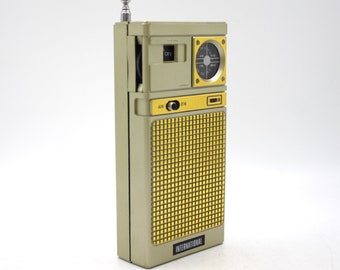 Vintage AM/FM transistor radio mini pocket receiver gold accent telescopic chrome antenna International