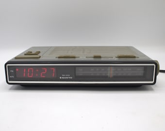 Vintage Sanyo 1980s Digital Alarm Clock Radio AM/FM Receiver Red