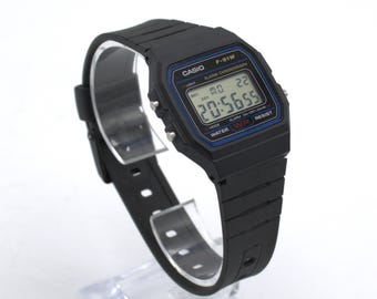 Vintage Casio Digital Wristwatch chronograph stopwatch alarm calendar date weekday 80s fashion LCD quartz watch