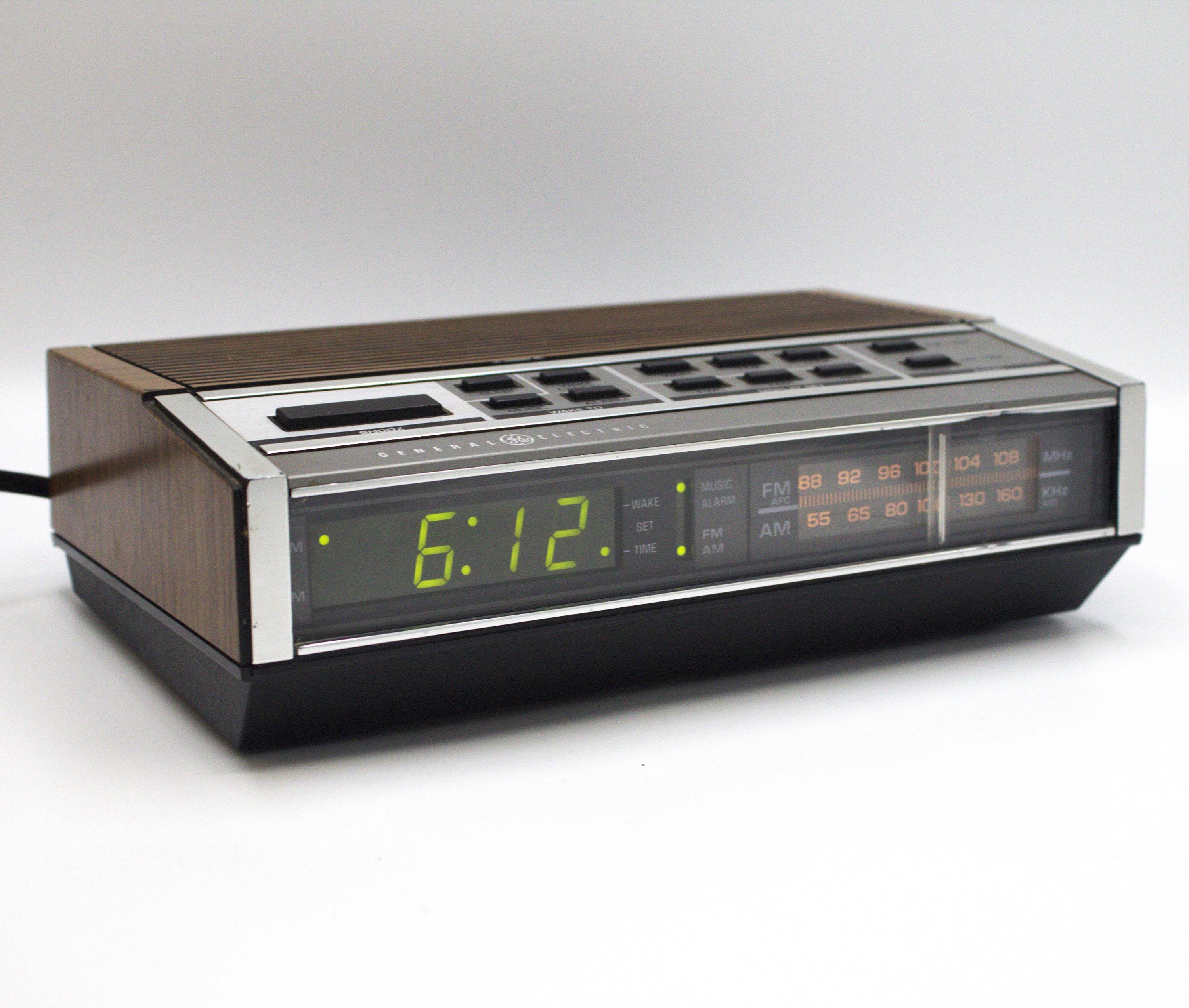 Vintage 1980s GE Digital Alarm Clock Radio Green LED Lighted Dial