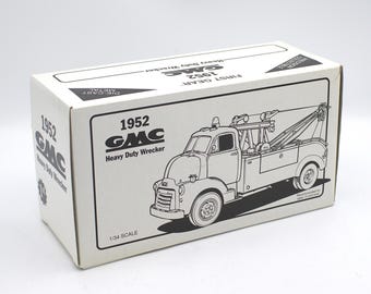 Vintage 1952 GMC Heavy Duty Wrecker Die Cast Metal 1/34 Scale