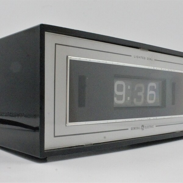 Vintage 1970s flip clock gloss black silver mod retro General Electric lighted dial alarm buzzer scrolling second count GE